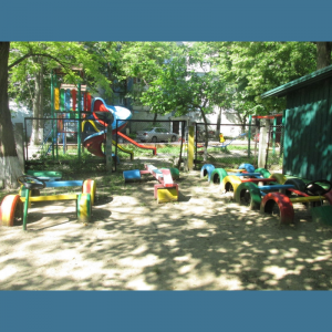 Aminajarea terenului de joscă la grupa II inferioară nr.9. Lucrul în parteneriat cu părinții.